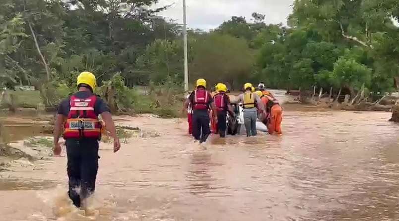 Los afectados tuvieron que ser evacuados de Juan Díaz, en lancha.