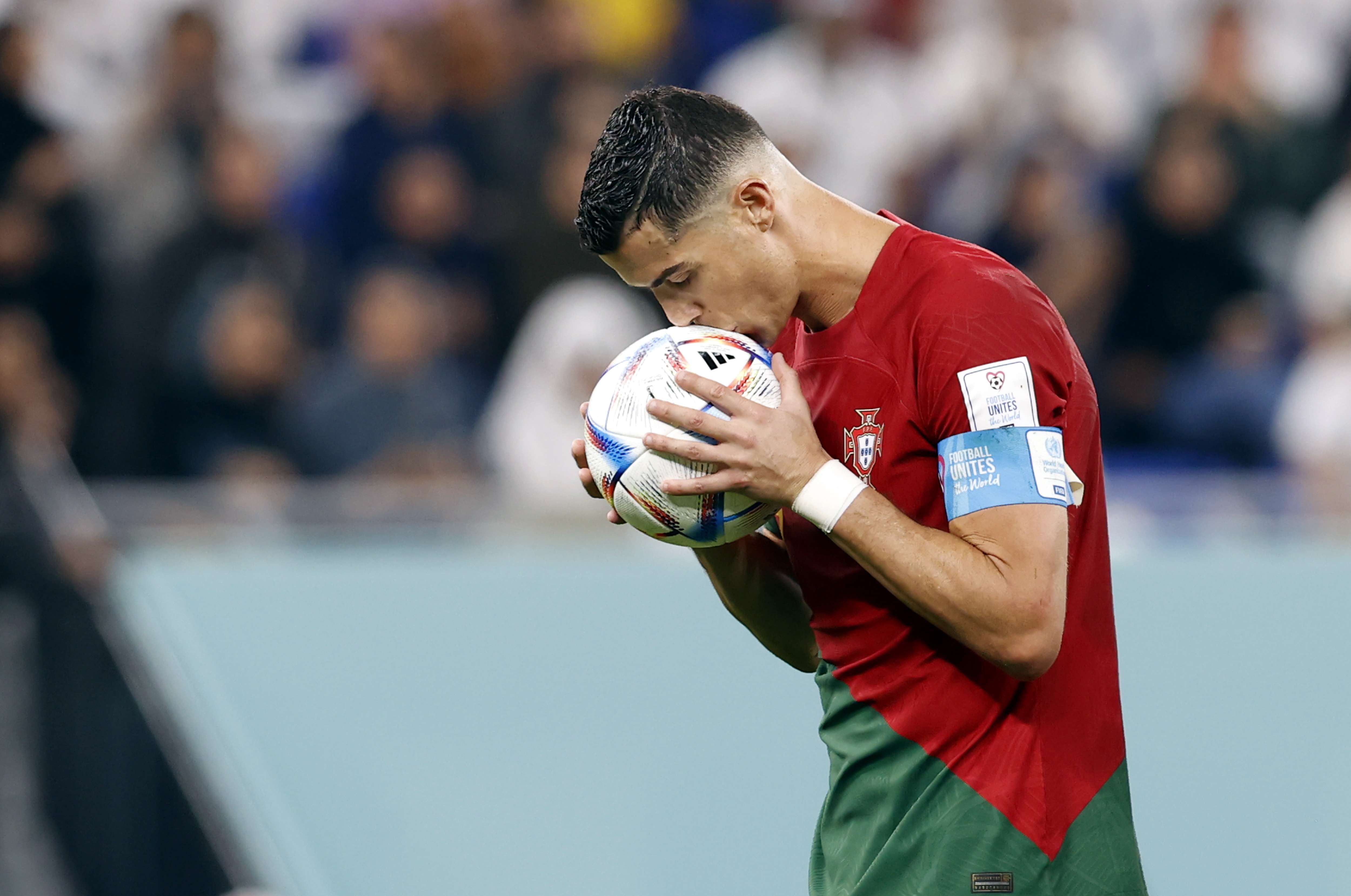 Cristiano Ronaldo besa el balón antes de ejecutar el penal. /Foto: EFE
