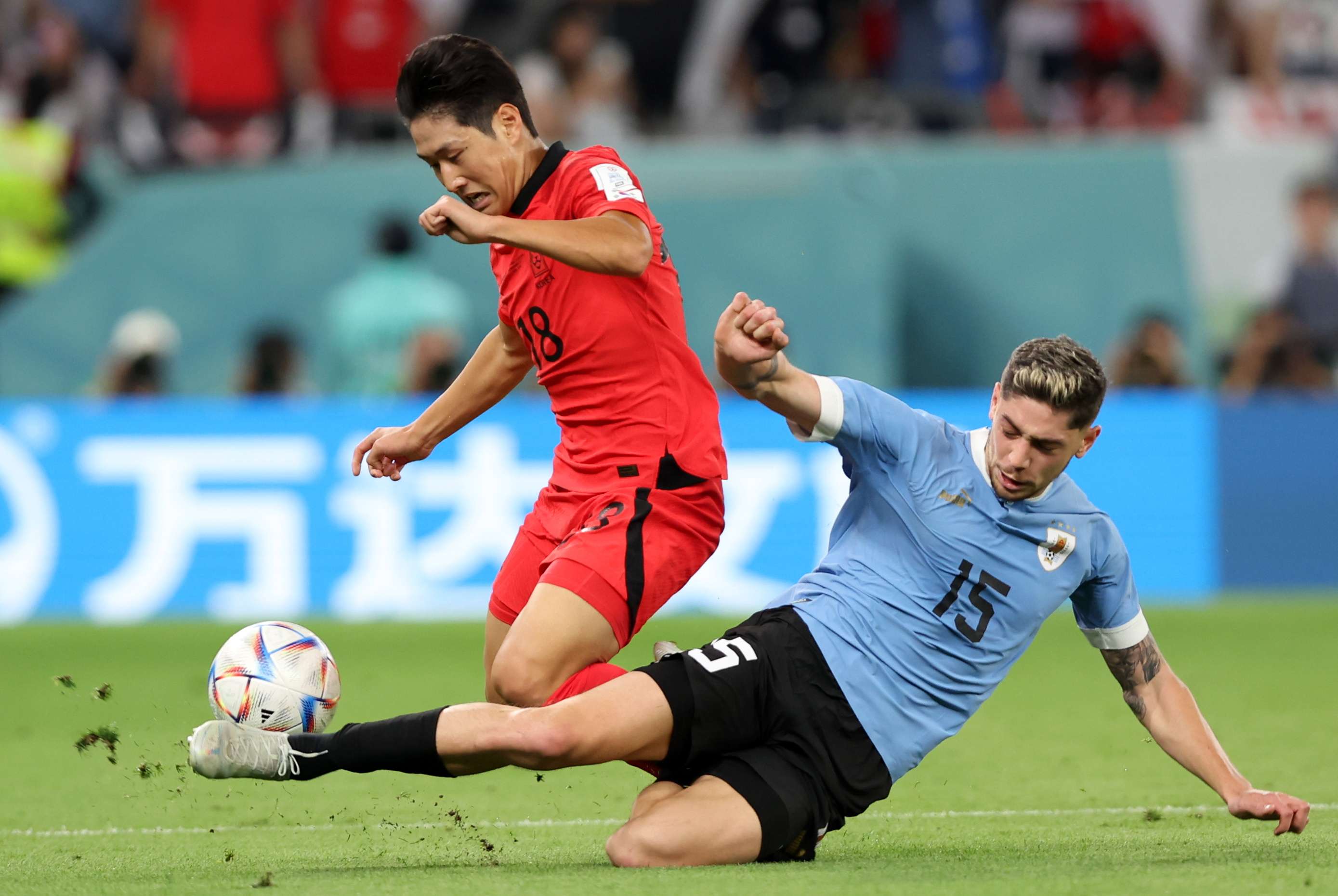 Federico Valverde (d) de Uruguay disputa un balón con Lee Kang-in de Corea del Sur. /EFE