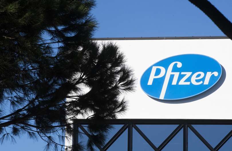 Vista del logo de la farmacéutica Pfizer, en una fotografía de archivo. EFE