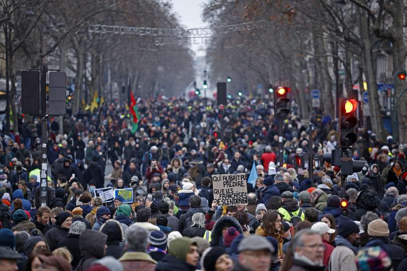 Miles de personas se manifiestan durante una huelga nacional contra la reforma gubernamental del sistema de pensiones en París. EFE