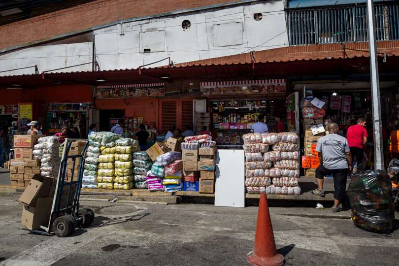 Fotografía donde se observa mercancía en locales comerciales en Caracas (Venezuela). EFE