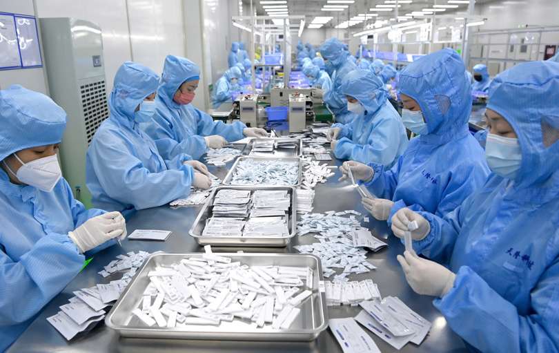 Los empleados producen kits de prueba de antígeno COVID-19 en una empresa de equipos médicos en Xi&#039;an, provincia de Shaanxi, noroeste de China. EFE