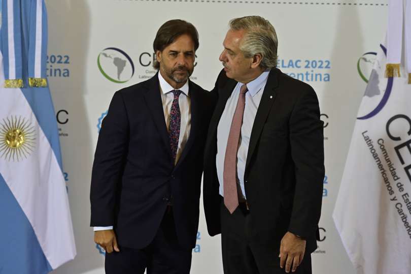 El presidente de Argentina, Alberto Fernandez (d), recibe al Presidente de Uruguay, Luis Lacalle Pou, en el inicio de la cumbre de la CELAC, hoy en Buenos Aires (Argentina). EFE