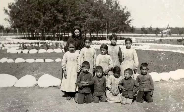 Fotografía de 1900 proporcionada por los Archivos Provinciales de Saskatchewan que muestra a una monja católica romana con estudiantes indígenas de una de las escuelas de Canadá. EFE