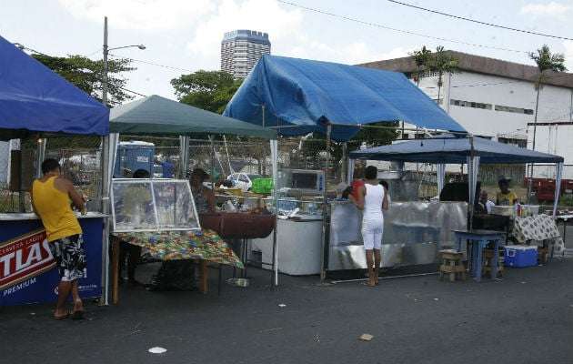 Quioscos de venta de comida y bebidas en la ruta del carnaval capitalino.