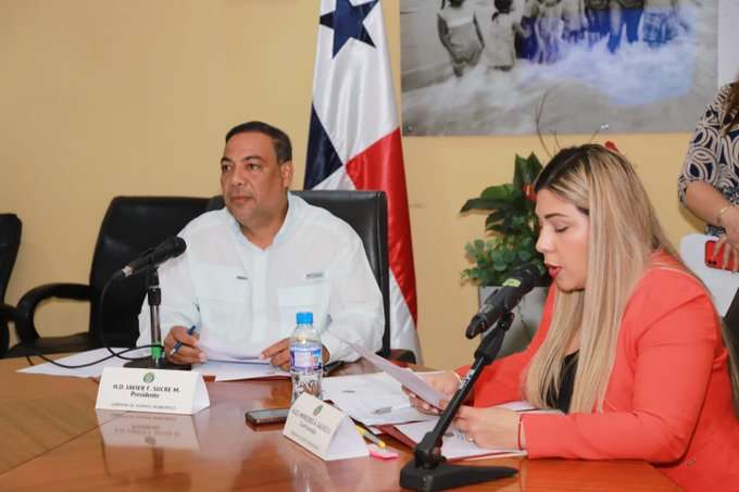 Javier Sucre, preside Comisión de Asuntos Municipales.