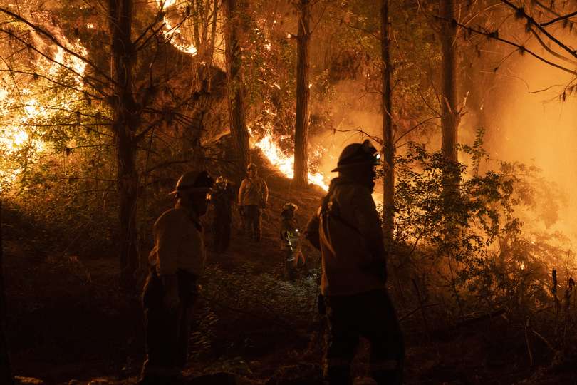 Bomberos realizan labores para extinguir un incendio forestal, hoy en la ruta que une Santa Juana y Concepción, en la región del Bio Bio, Chile. EFE