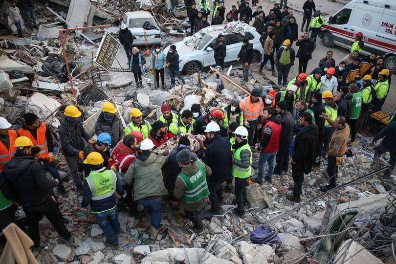 iembros del equipo de búsqueda y rescate trasladan a una mujer después de que la evacuaran de un edificio derrumbado tras un fuerte terremoto en la ciudad de Hatay, al sureste de Turquía. EFE