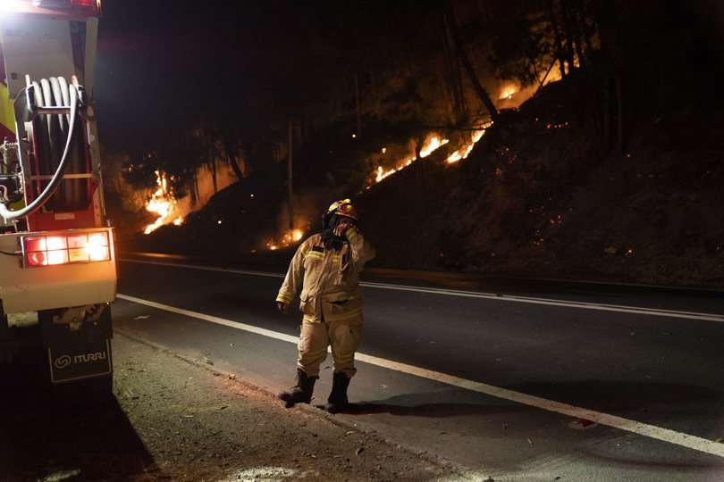 Bomberos realizan labores para extinguir un incendio forestal, en la ruta que une Santa Juana y Concepción, en la región del Bio Bio (Chile), este 9 de febrero de 2023. EFE