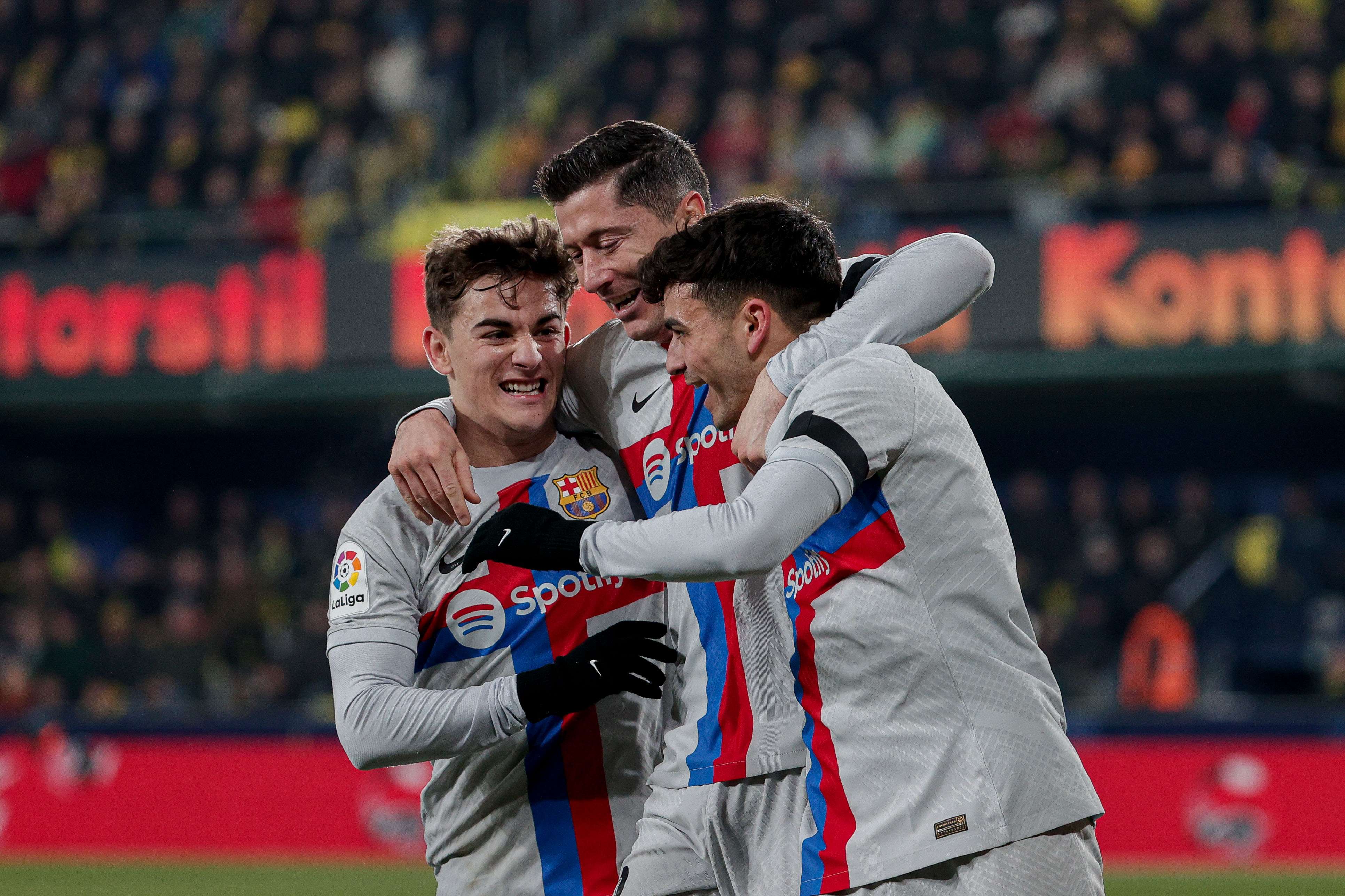 Pedri (d) celebra con Lewandowski (c) y Gavi tras marcar ante el Villarreal. /EFE
