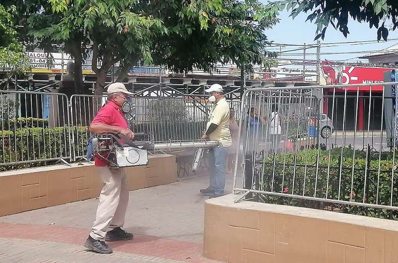 Inspectores de salud pública revisaron los rincones de los parques en Azuero donde habrá Carnaval, para fumigar y aplicar larvicida en áreas donde puede quedar el agua estancada