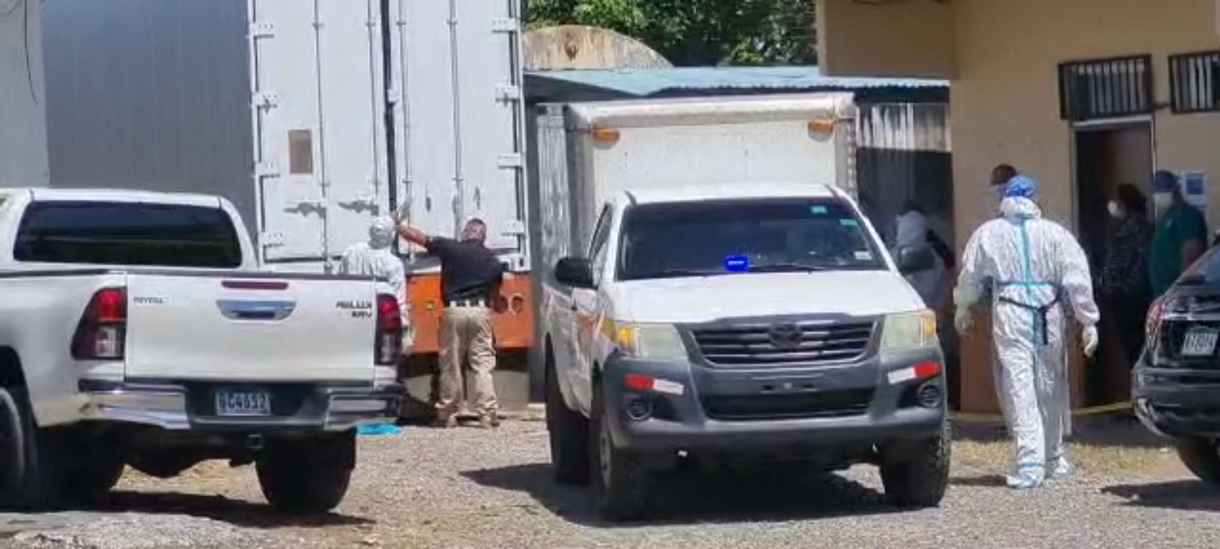 Algunos cadáveres se encuentran en un camión refrigerado.