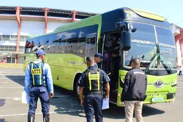 Revisión en los buses.