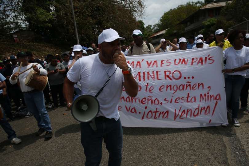 Trabajadores de la mina Cobre Panamá se manifiestan hoy en defensa de sus contratos laborales y contra la pretendida terminación de los mismos por parte de Minera Panamá S.A. (MPSA), frente a la sede de la Autoridad Marítima de Panamá (AMP). EFE