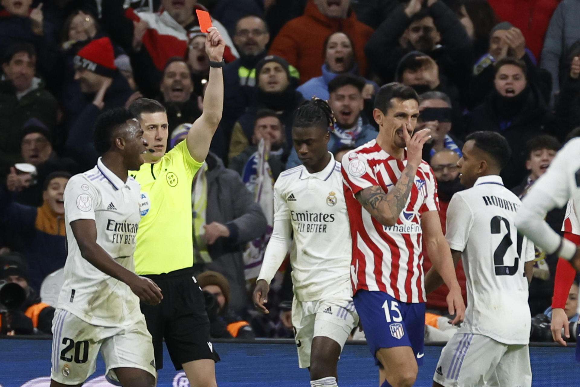 El árbitro César Soto saca tarjeta roja a Savic en un Real Madrid-Atlético de Madrid. EFE/ Juanjo Martin