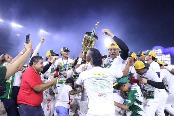 Los jugadores de Panamá Oeste levantan el trofeo de campeón del Nacional de Béisbol Juvenil. Foto: Fedebeis