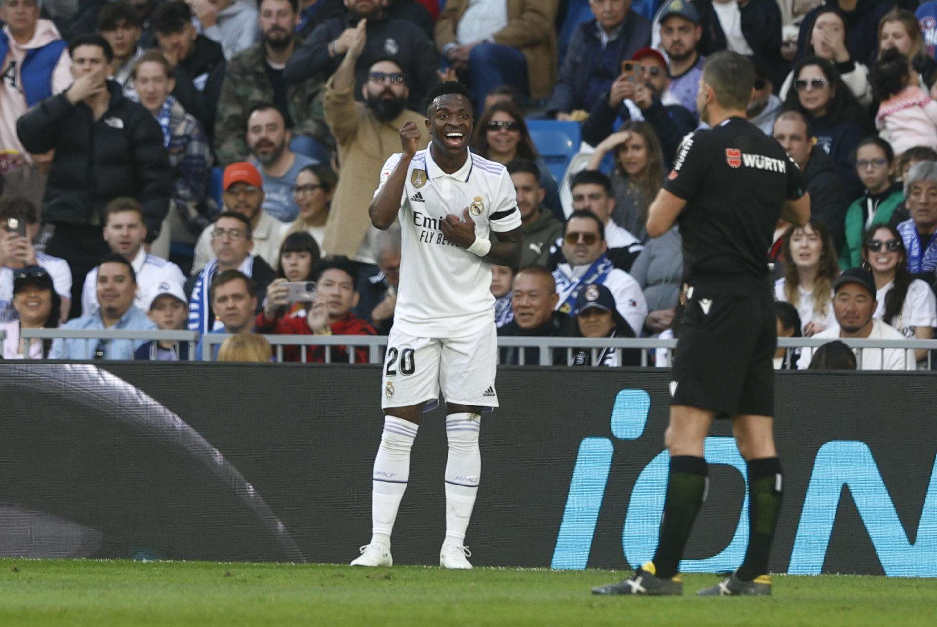 Vinicius Jr (c) se queja al árbitro durante el partido entre Real Madrid y RCD Espanyol. /Foto: Agencia EFE