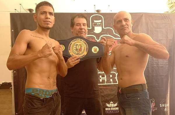 Jaime Muñoz (izq.) y Nehomar Cermeño en la ceremonia de pesaje oficial. Foto: Joel González