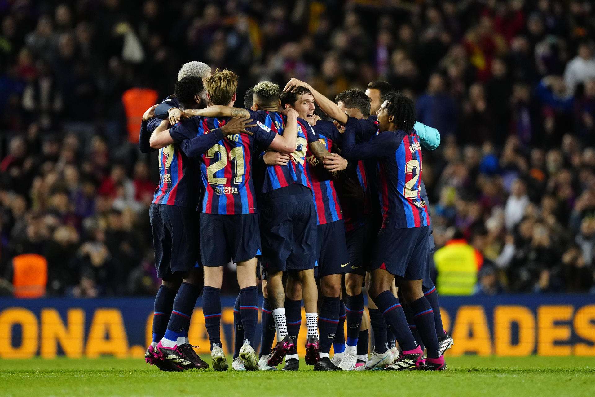 Los jugadores del FC Barcelona celebran la victoria tras el encuentro./ EFE