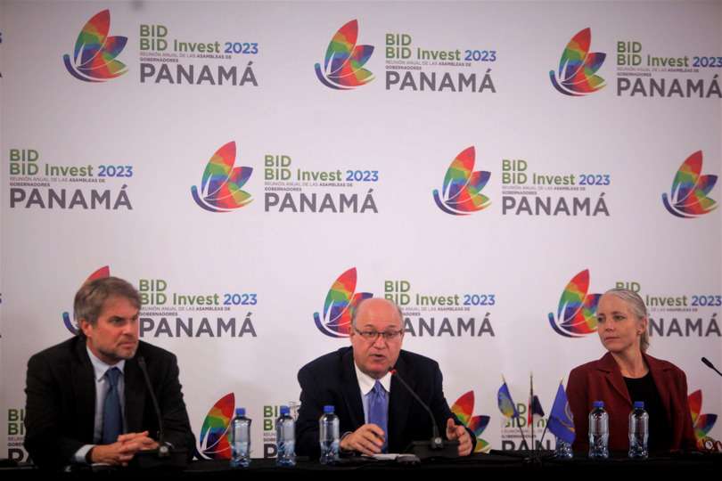 El nuevo presidente del Banco Interamericano de Desarrollo (BID), Ilan Goldfajn (c), junto a los gobernadores, James Scriven (i) e Irene Arias, participa en una rueda de prensa hoy, en Ciudad de Panamá (Panamá). EFE