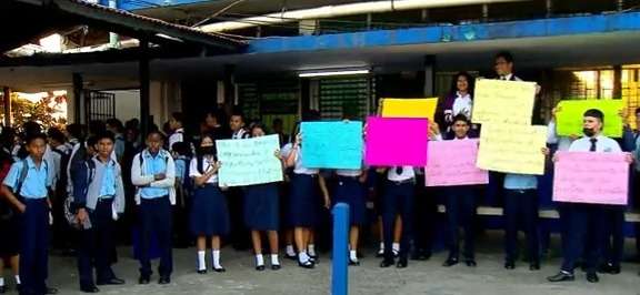 Protesta en colegio Monseñor Francisco Beckmann.
