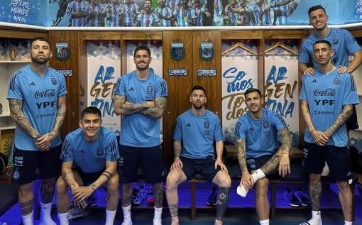 Messi junto a Otamendi, Dybala, Rodrigo De Paul, Leandro Paredes, Ángel Di María y Giovani Lo Celso en el vestuario del predio de Ezeiza.