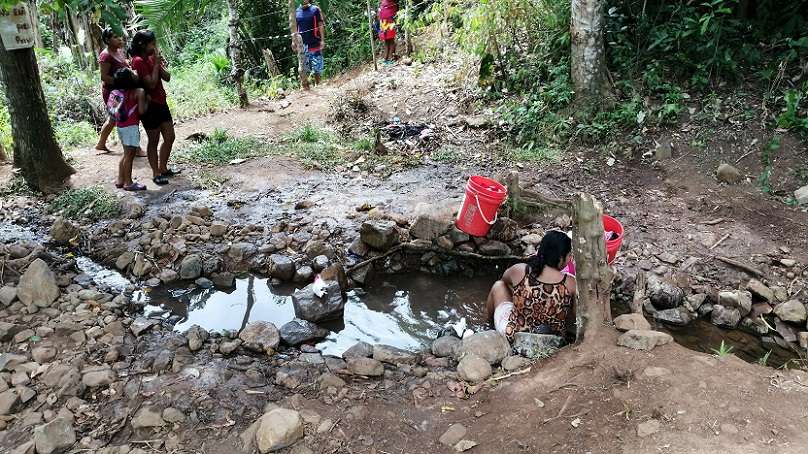 ante la falta de agua potable, los residentes de Arraiján recurren a ríos y quebradas para suplir algunas necesidades básicas.