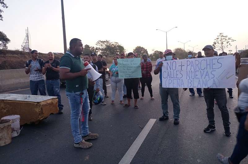 Los manifestantes aseguran que desde el 2018 esperan por una adenda que según el MOP se aprobaría para así realizar la construcción de varias calles en Playa Leona.