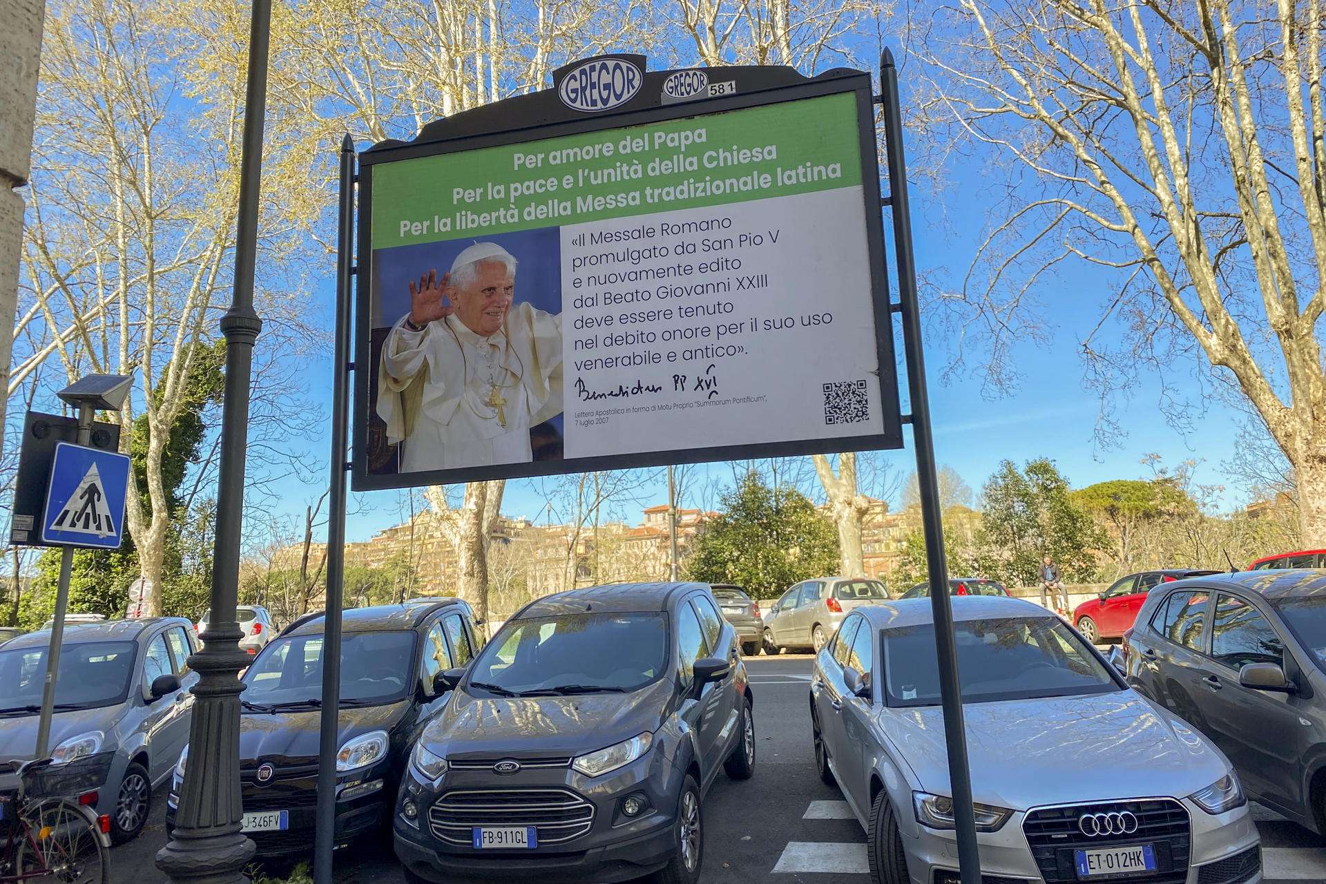 - En los alrededores del Vaticano aparecieron hoy una decena de carteles en vallas publicitarias para protestar contra la decisión del papa Francisco de limitar las misas de rito antiguo, en latín, previas al Concilio Vaticano II (1962-1965). 