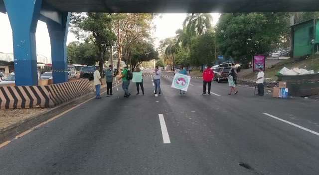 Protesta de pacientes con insuficiencia renal en la vía Transístmica.
