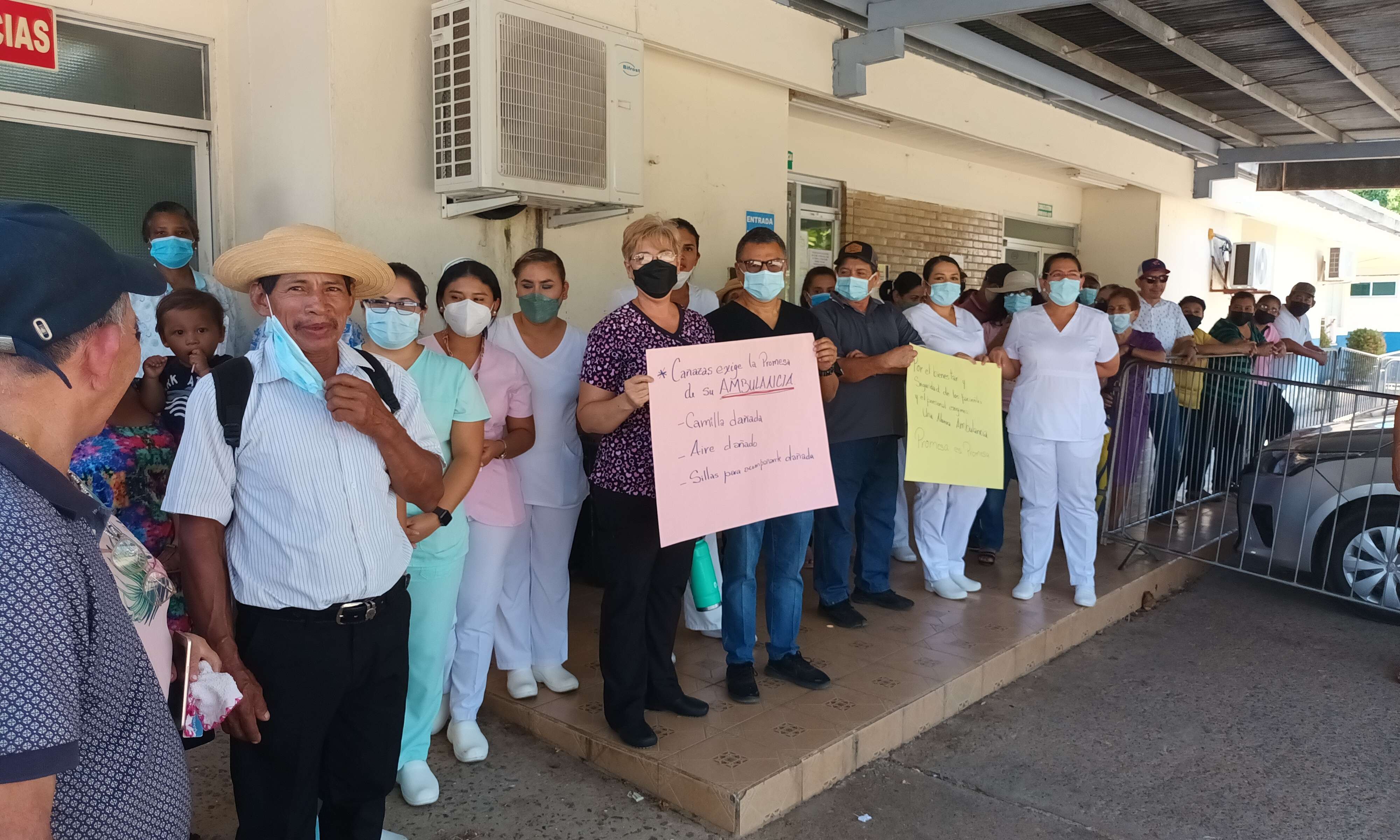 Protesta en las afueras del hospital rural.  (Foto: M. Vásquez)