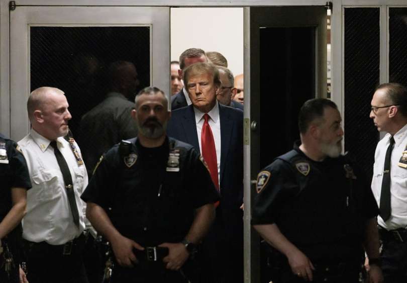 El expresidente de EE.UU. Donald J. Trump (c) llega al tribunal neoyorquino de Manhattan, este 4 de abril de 2023, para la lectura de cargos por el juez Juan Merchan. EFE