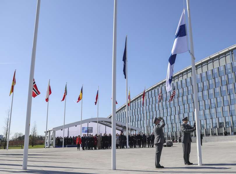 La bandera de Finlandia ya ondea en la OTAN. EFE