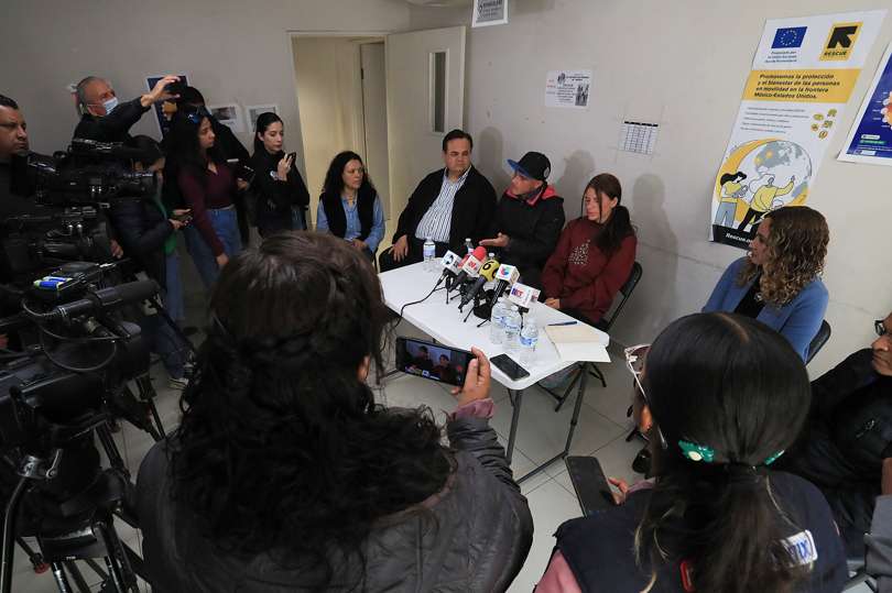 Migrantes venezolanos y activistas participaron en una rueda de prensa el 5 de abril de 2023, en Ciudad Juárez, Chihuahua (México). EFE