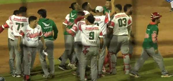 El equipo de Chiriquí celebra su clasificación a la siguiente etapa del Campeonato Nacional de Béisbol Mayor. 