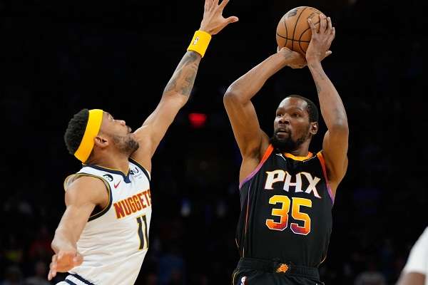 Kevin Durant (der.) ha sido de gran ayuda para los Suns en el cierre de la campaña regular.