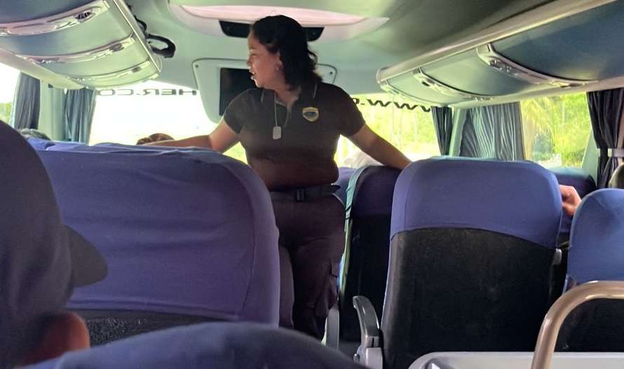 Una funcionaria de la institución fue fotografiada dentro de un bus solitando identificación a los pasajeros, fuera el Control Migratorio de Guabalá 