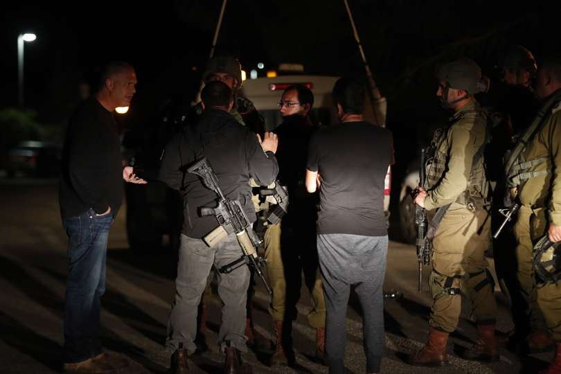 Soldados israelíes en los Altos del Golán durante la alerta en la madrugada del 9 de abril por lanzamientos de cohetes desde Siria. EFE