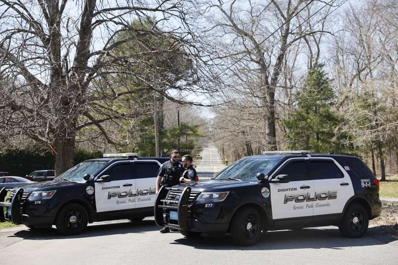 La Policía de Dighton bloquea la calle donde vive el sospechoso de filtrar documentos secretros de EE.UU., este 13 de abril de 2023, en Dighton, Massachusetts. EFE