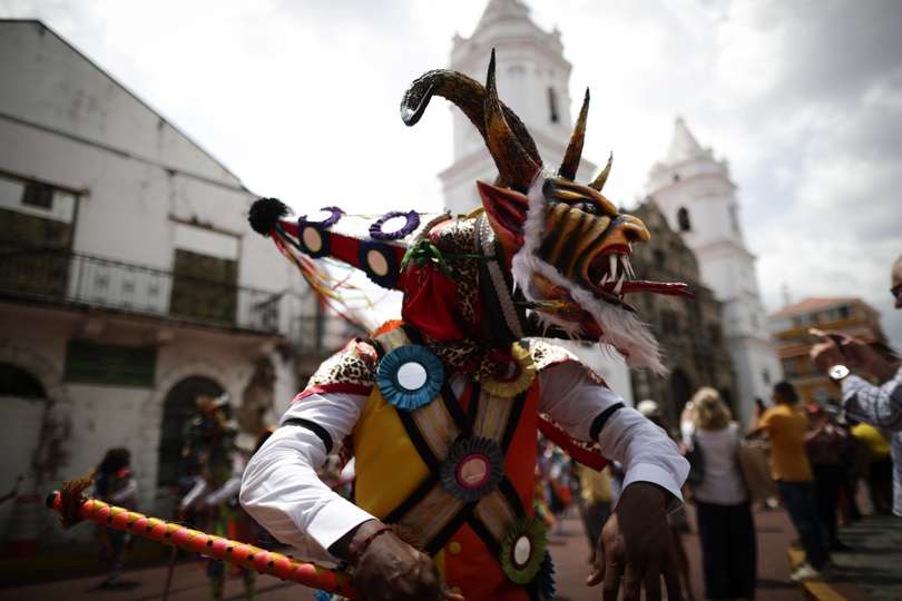 Al rededor de 300 &quot;diablos&quot;, recorrieron este domingo el colonial Casco Antiguo de la capital panameña bailando al ritmo de cascabeles y tambor. EFE