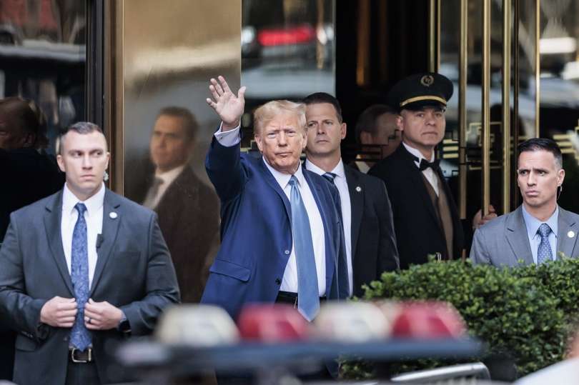 El expresidente estadounidense Donald Trump (c) saluda a la salida de la Torre Trump, en una imagen de archivo. EFE