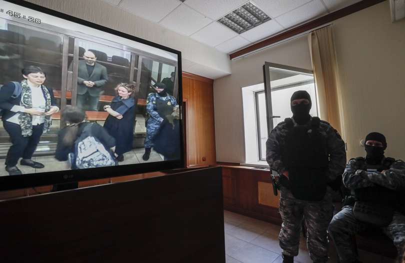 El opositor y periodista ruso Vladímir Kara-Murzá (en la pantalla) escucha su sentencia. EFE