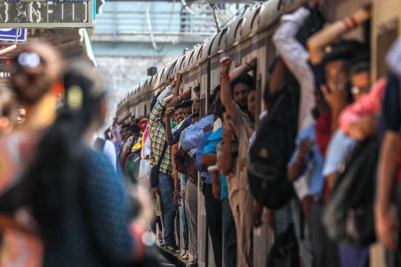 Personas viajan en tren desde la estación de Boriwali en Bombay, India, el 20 de abril de 2023. EFE