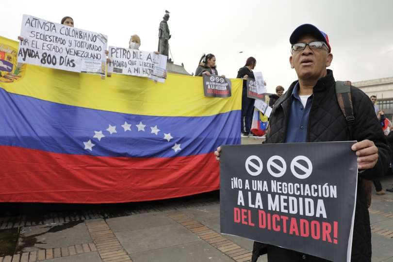  Con banderas y pancartas, un grupo de venezolanos residentes en Colombia participa hoy de una protesta en la Plaza de Bolívar de Bogotá (Colombia). EFE