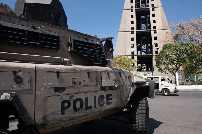 Un carro blindado de la policía presenta varios disparos de balas, debido a los enfrentamientos contra las bandas armadas, en Puerto Príncipe (Haití). EFE Archivo