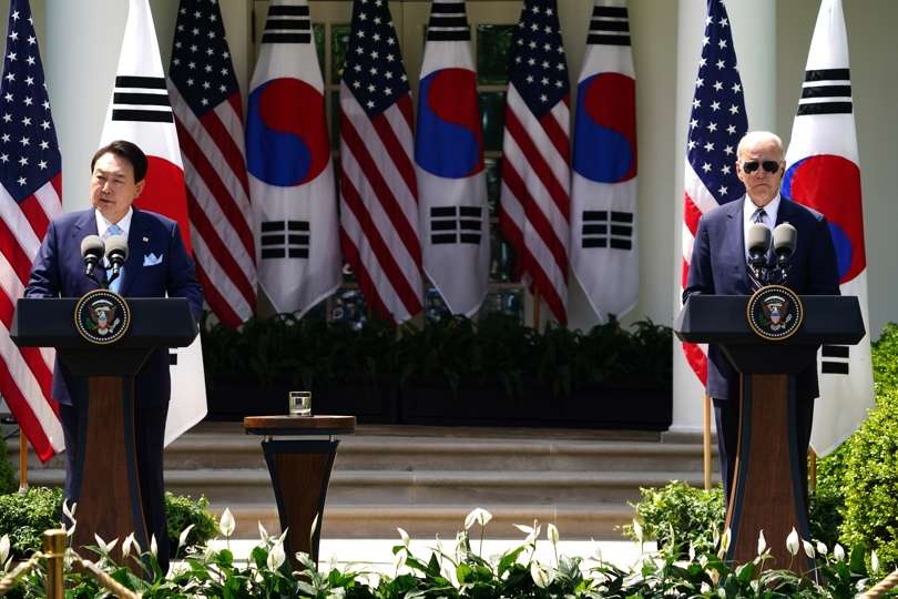 El presidente estadounidense Joe Biden (d) y el presidente surcoreano Yoon Suk Yeol (i) realizan una conferencia de prensa conjunta en el Rose Garden de la Casa Blanca en Washington, EE.UU.. EFE