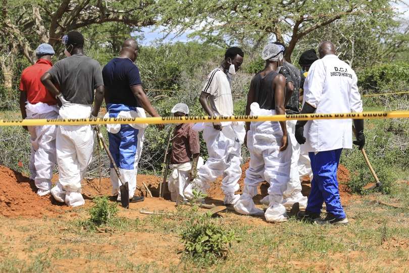 Detectives de homicidios de Kenia y expertos forenses de la Dirección de Investigaciones Criminales (DCI), examinan los cuerpos exhumados de varias fosas comunes poco profundas de presuntos miembros de un culto cristiano después de morirse de hambre. EFE