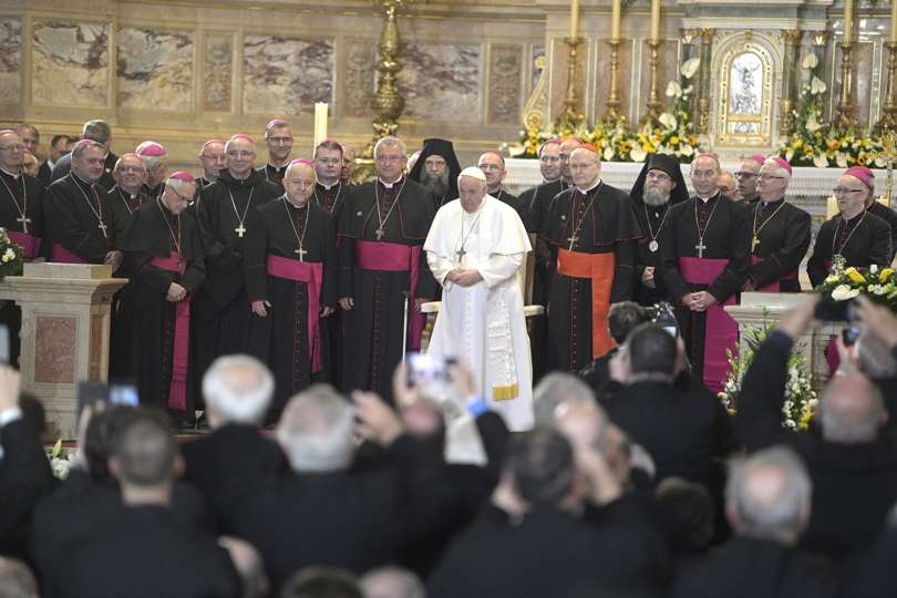 El papa Francisco durante un encuentro con el clero húngaro en Budapest. EFE
