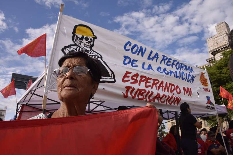 Trabajadores y sindicalistas se manifiestan como parte del paro general realizado contra la reforma jubilatoria, frente al Palacio Legislativo en Montevideo (Uruguay). EFE Archivo